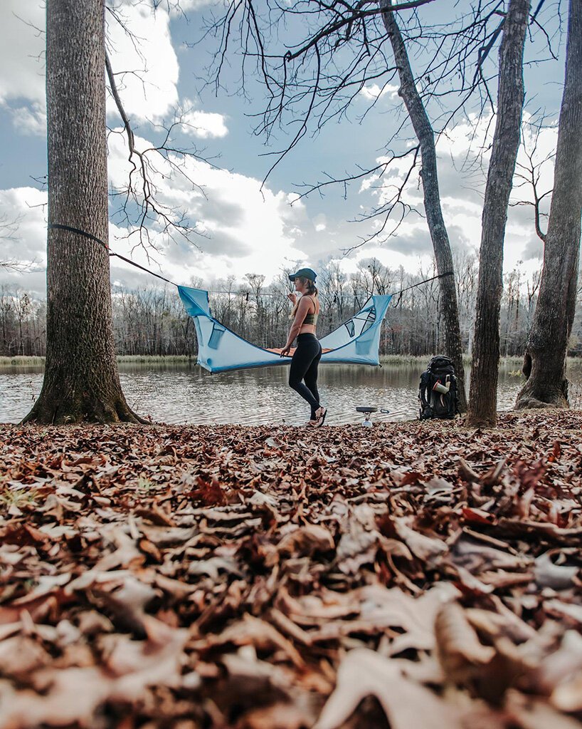避风港帐篷将吊床和帐篷结合在一起，打造舒适的露营体验