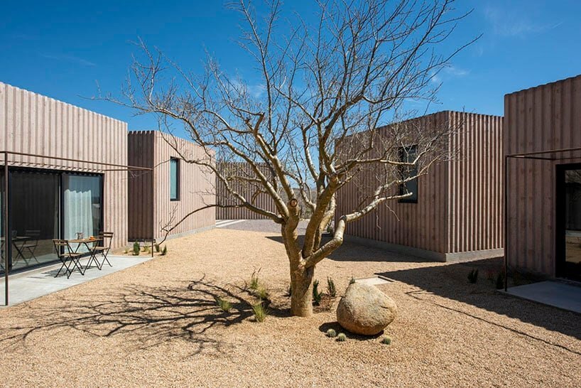 Héctor Coss arquitectos 在墨西哥沙漠溪顶中隐藏了肋骨混凝土别墅立方体 Héctor Coss arquitectos 在墨西哥沙漠溪顶中隐藏了肋骨混凝土别墅立方体