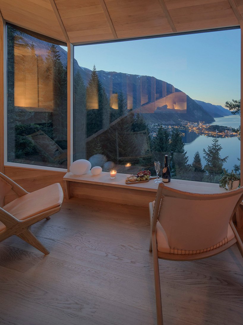 海伦和哈德将木巢树屋固定在挪威的活松树上