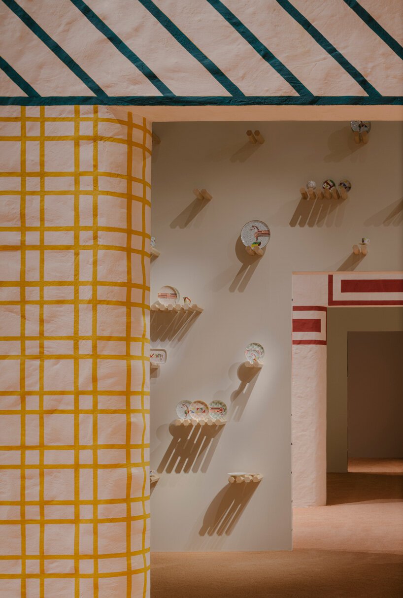 爱马仕 (Hermès) 在包裹着彩色图案的房间内展示全新家居系列
