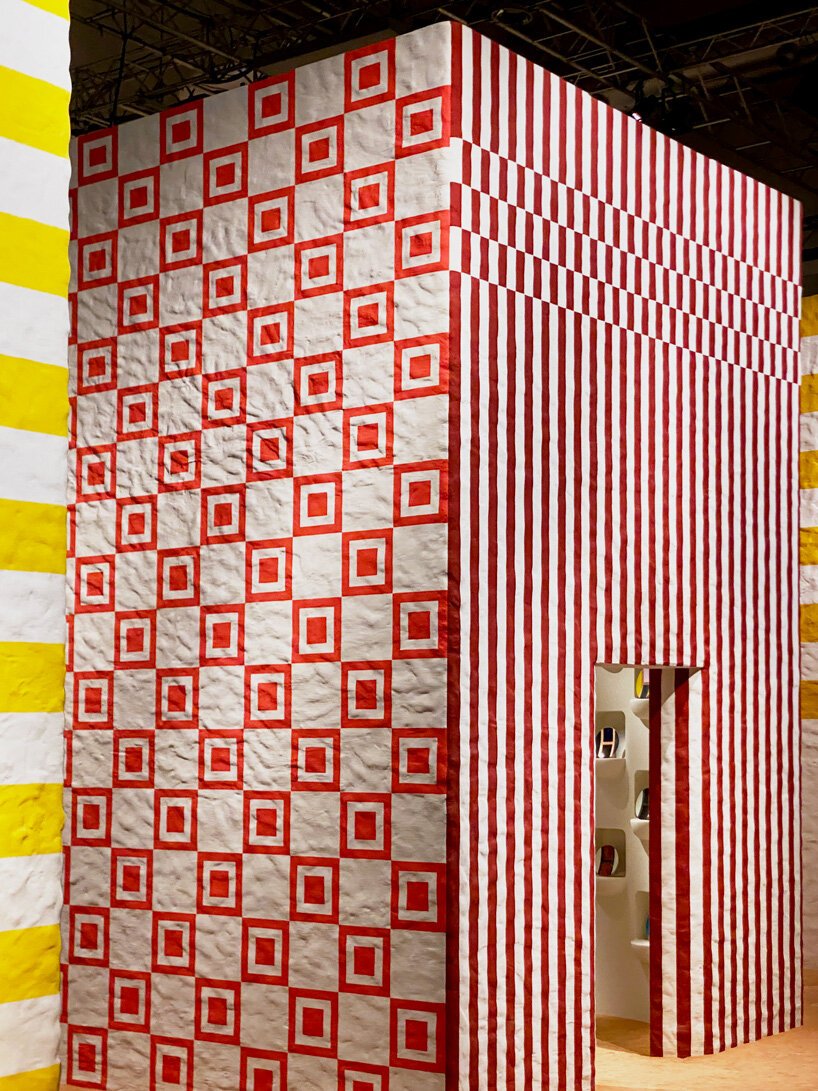 爱马仕 (Hermès) 在包裹着彩色图案的房间内展示全新家居系列