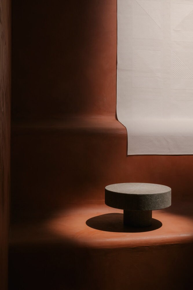 爱马仕 (Hermès) 在包裹着彩色图案的房间内展示全新家居系列