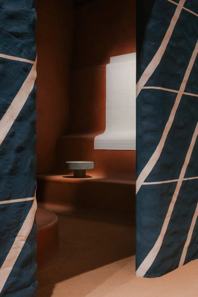 爱马仕 (Hermès) 在包裹着彩色图案的房间内展示全新家居系列