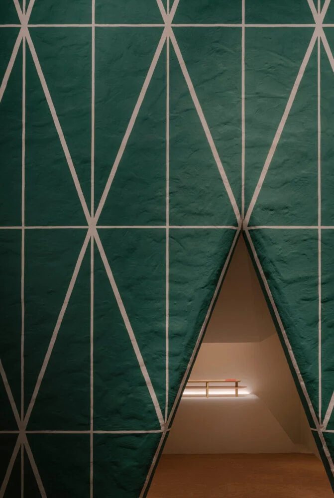 爱马仕 (Hermès) 在包裹着彩色图案的房间内展示全新家居系列