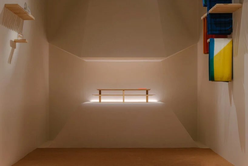 爱马仕 (Hermès) 在包裹着彩色图案的房间内展示全新家居系列