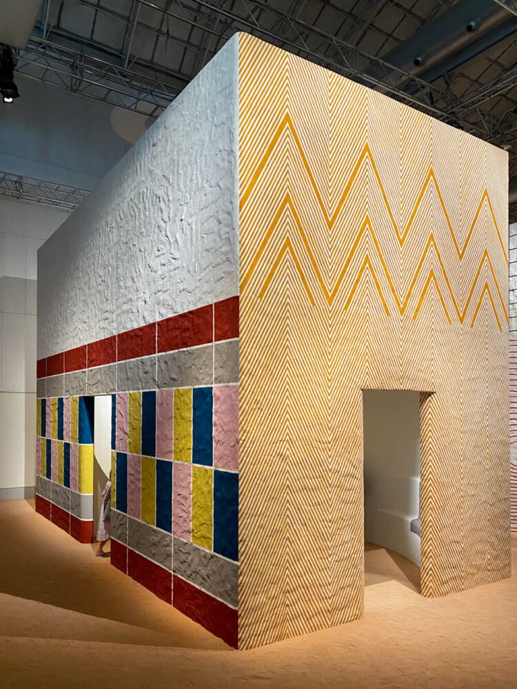 爱马仕 (Hermès) 在包裹着彩色图案的房间内展示全新家居系列