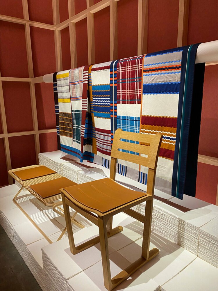 爱马仕通过四种半透明彩色纸装置追求轻盈