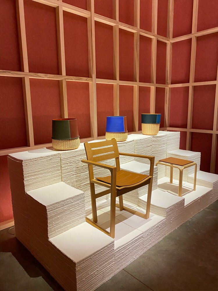 爱马仕通过四种半透明彩色纸装置追求轻盈