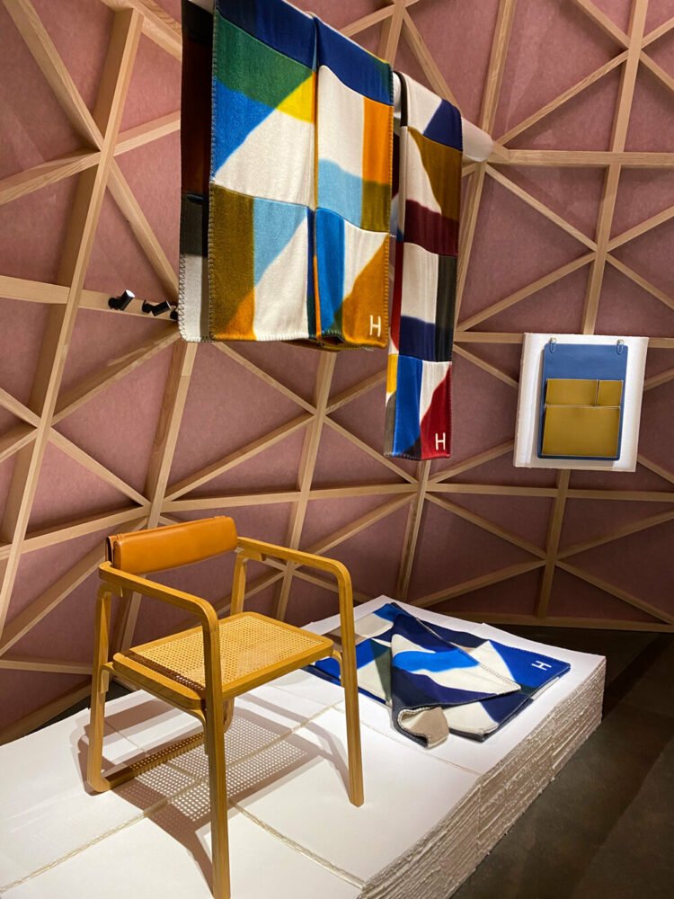 爱马仕通过四种半透明彩色纸装置追求轻盈