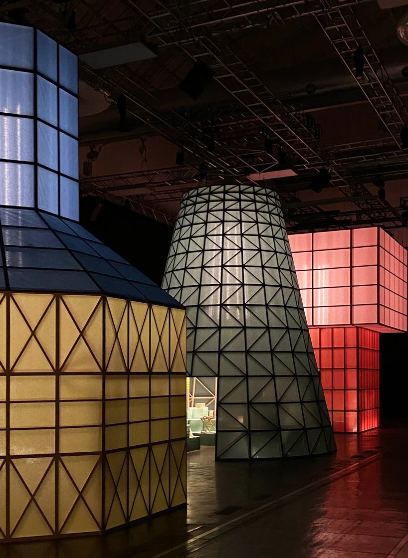 爱马仕通过四种半透明彩色纸装置追求轻盈