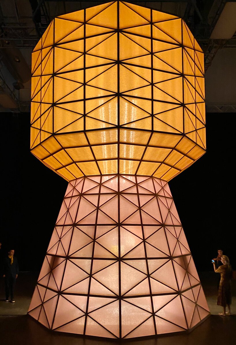 爱马仕通过四种半透明彩色纸装置追求轻盈