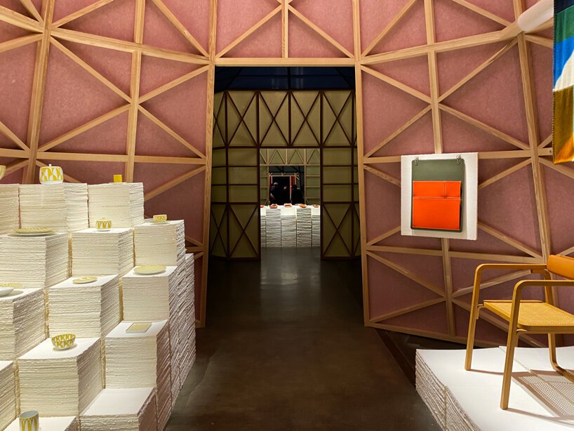 爱马仕通过四种半透明彩色纸装置追求轻盈