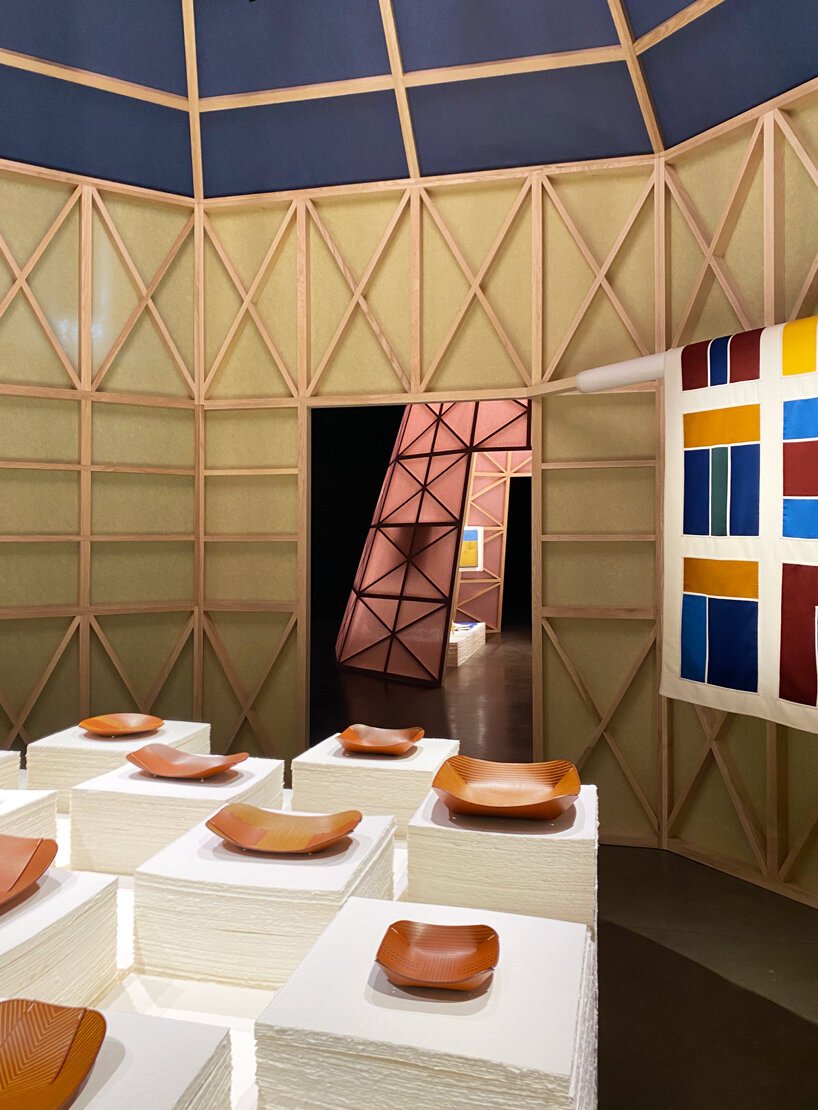 爱马仕通过四种半透明彩色纸装置追求轻盈