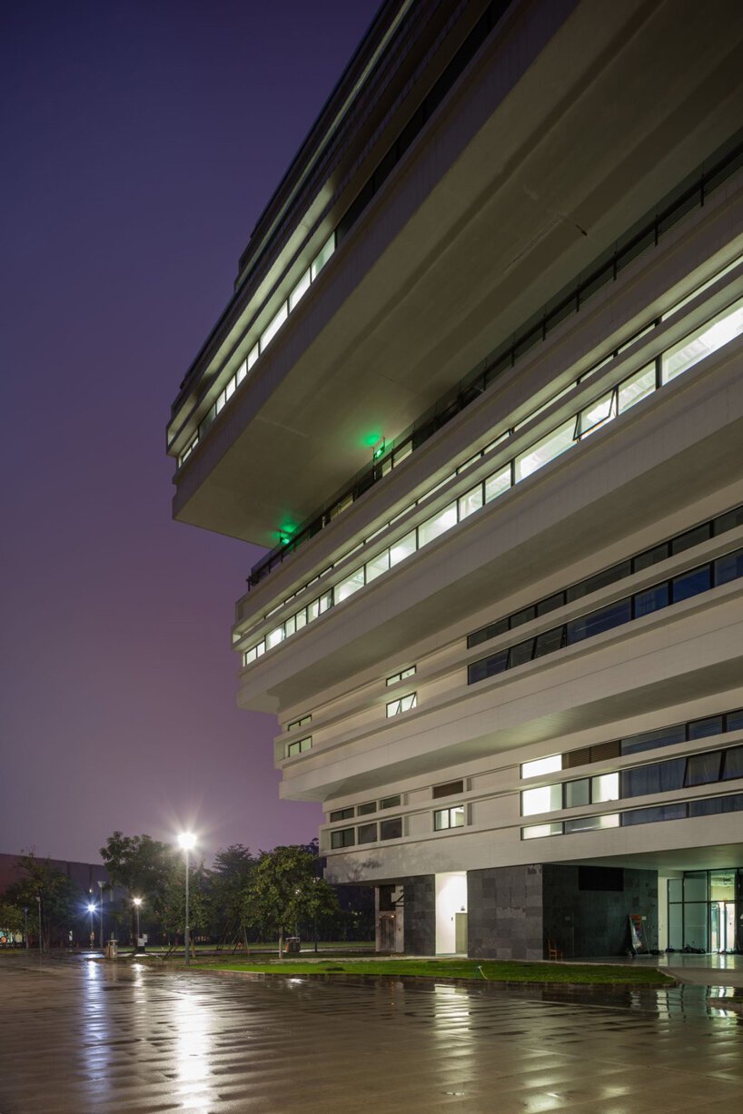 赫尔佐格和德梅隆设计的中科院大楼在汕头大学校园内拔地而起