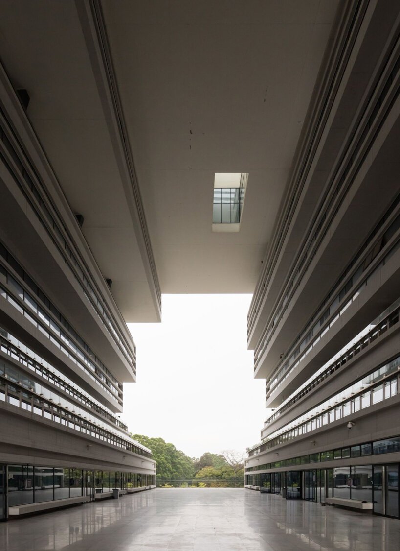 赫尔佐格和德梅隆设计的中科院大楼在汕头大学校园内拔地而起