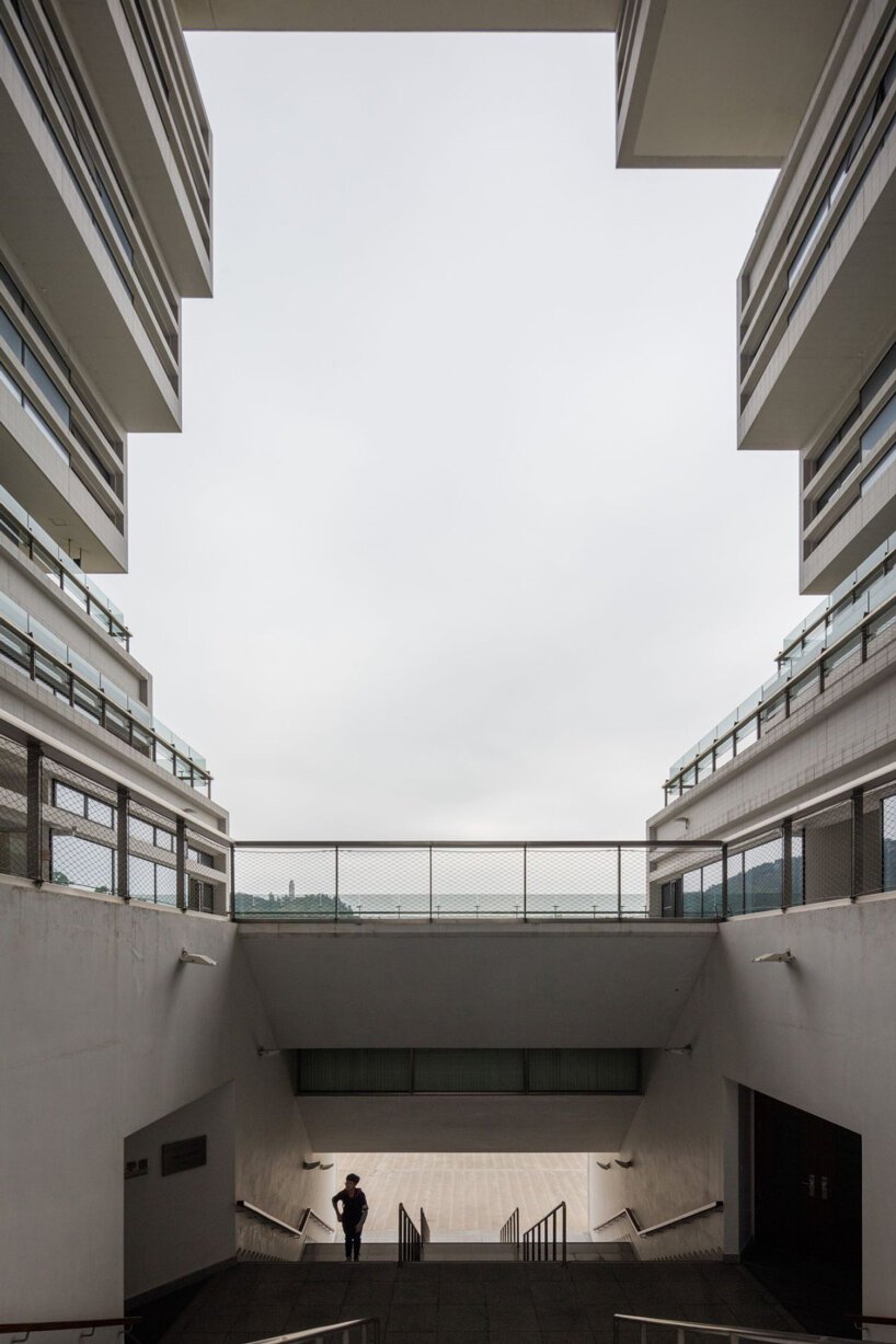 赫尔佐格和德梅隆设计的中科院大楼在汕头大学校园内拔地而起