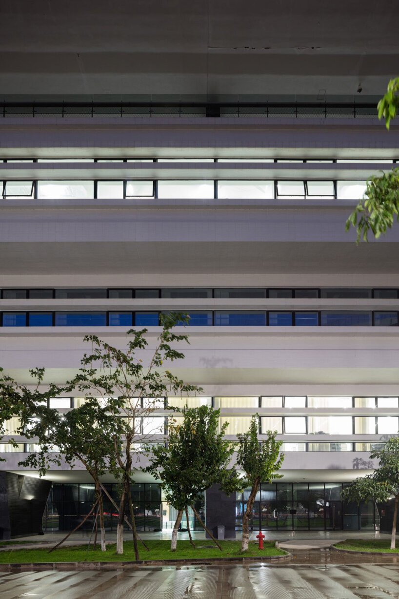 赫尔佐格和德梅隆设计的中科院大楼在汕头大学校园内拔地而起