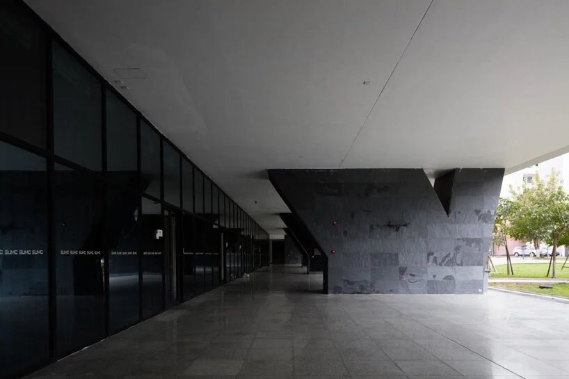 赫尔佐格和德梅隆设计的中科院大楼在汕头大学校园内拔地而起