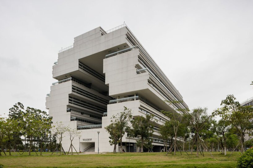 赫尔佐格和德梅隆设计的中科院大楼在汕头大学校园内拔地而起