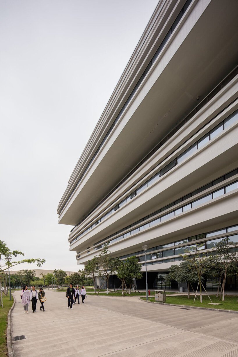 赫尔佐格和德梅隆设计的中科院大楼在汕头大学校园内拔地而起