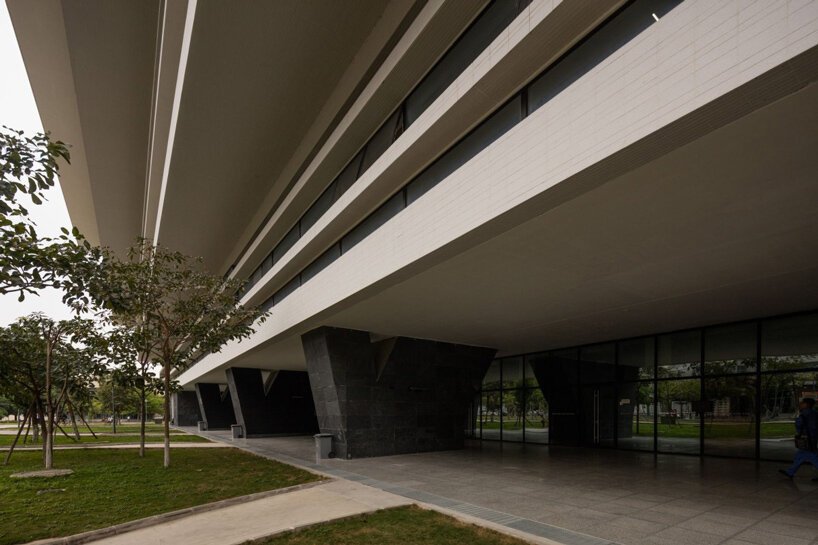 赫尔佐格和德梅隆设计的中科院大楼在汕头大学校园内拔地而起