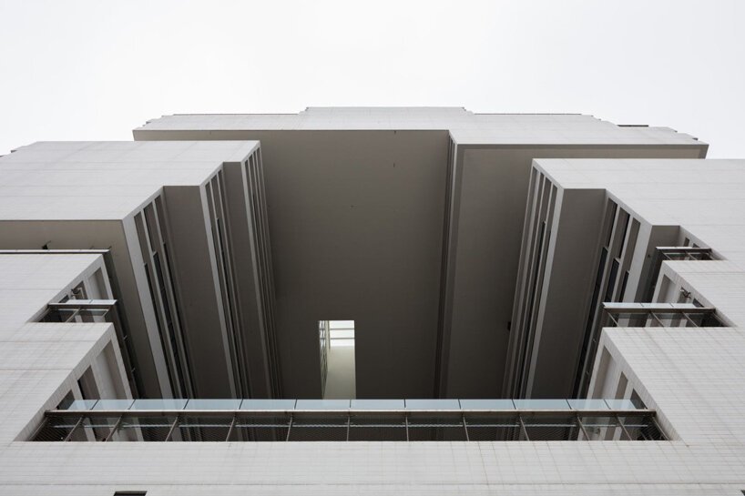 赫尔佐格和德梅隆设计的中科院大楼在汕头大学校园内拔地而起