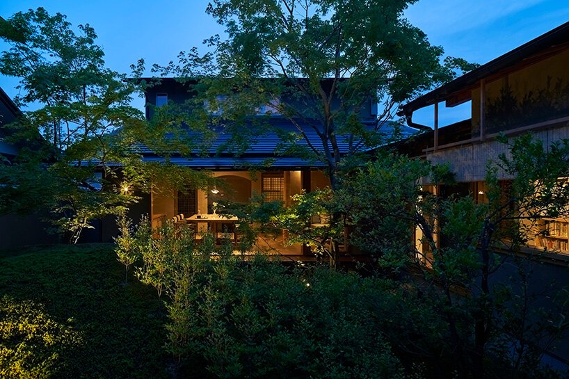 中村宏和 NAP 位于京都的铰接房屋,围绕庭院,有一块神圣的岩石 中村宏和 NAP 位于京都的铰接房屋,围绕庭院,有一块神圣的岩石