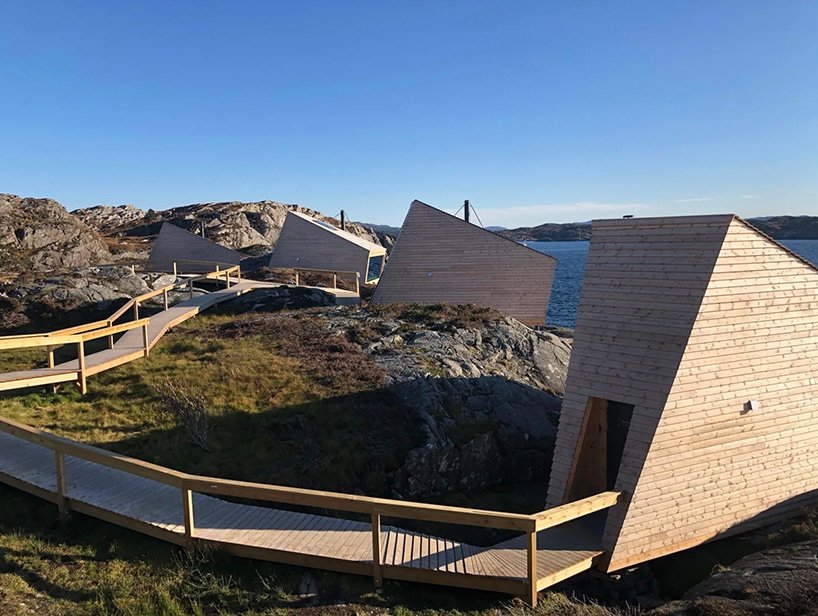 Holon arkitektur 的 flokehyttene 小屋可欣赏挪威海岸的全景 Holon arkitektur 的 flokehyttene 小屋可欣赏挪威海岸的全景