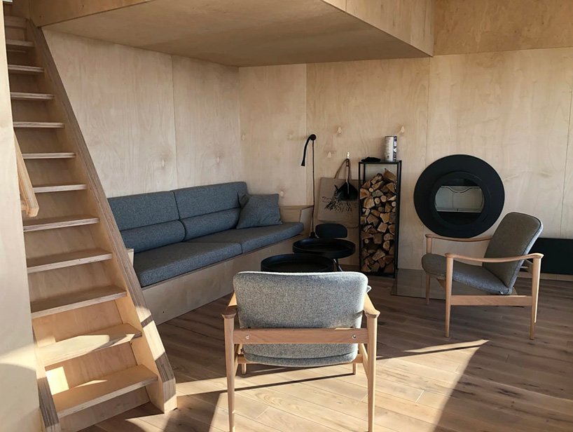Holon arkitektur 的 flokehyttene 小屋可欣赏挪威海岸的全景 Holon arkitektur 的 flokehyttene 小屋可欣赏挪威海岸的全景