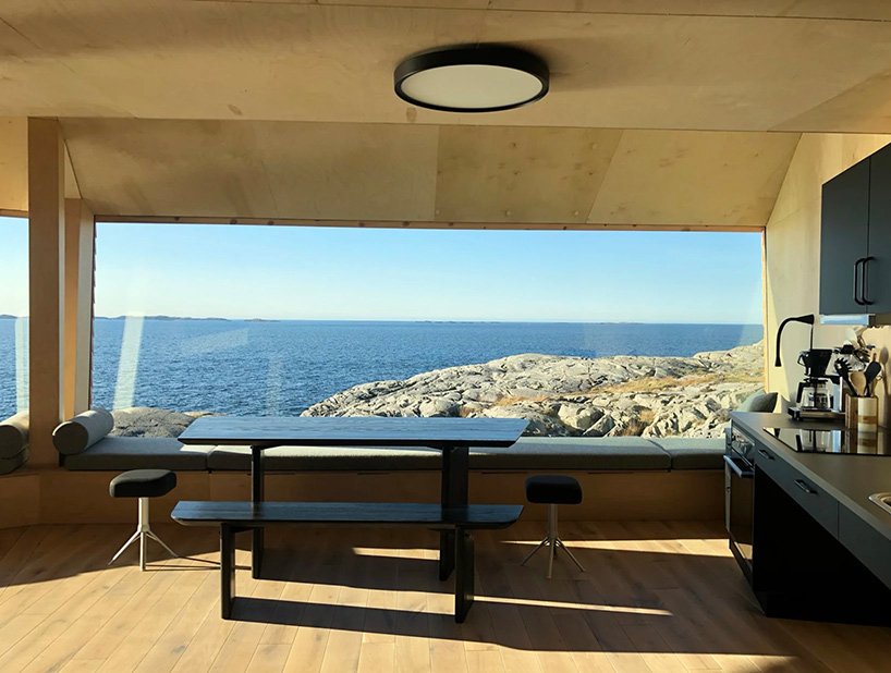 Holon arkitektur 的 flokehyttene 小屋可欣赏挪威海岸的全景 Holon arkitektur 的 flokehyttene 小屋可欣赏挪威海岸的全景