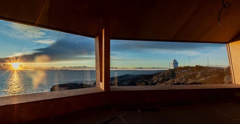 Holon arkitektur 的 flokehyttene 小屋可欣赏挪威海岸的全景 Holon arkitektur 的 flokehyttene 小屋可欣赏挪威海岸的全景