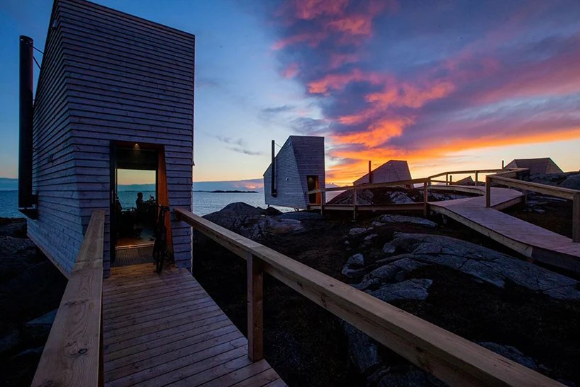 Holon arkitektur 的 flokehyttene 小屋可欣赏挪威海岸的全景 Holon arkitektur 的 flokehyttene 小屋可欣赏挪威海岸的全景