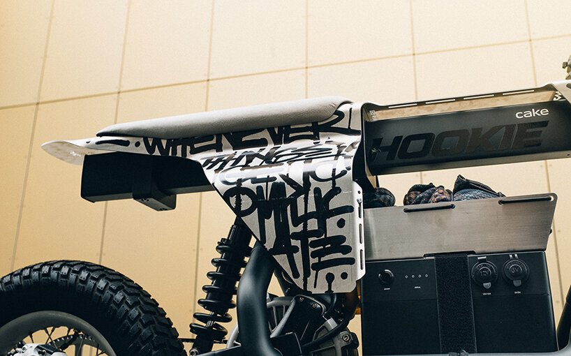 hookie co crafts 定制艺术品，受蚂蚁启发的 CAKE ösa 电动自行车