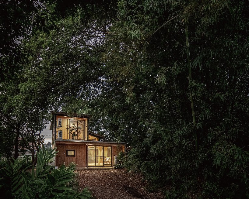 舒适的木质家庭住宅坐落在台湾的绿色森林中