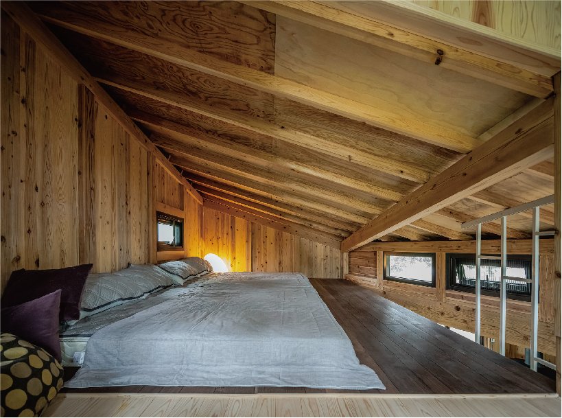 舒适的木质家庭住宅坐落在台湾的绿色森林中