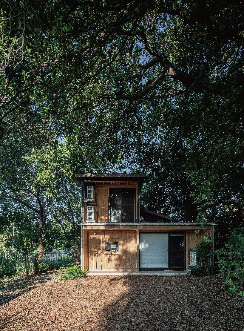 舒适的木质家庭住宅坐落在台湾的绿色森林中