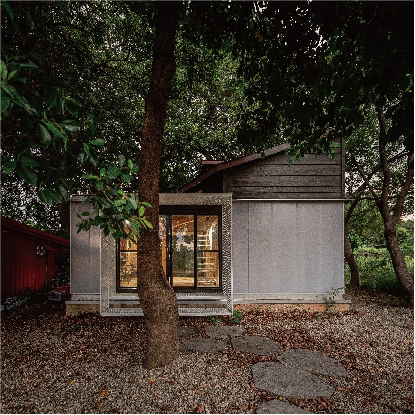 舒适的木质家庭住宅坐落在台湾的绿色森林中