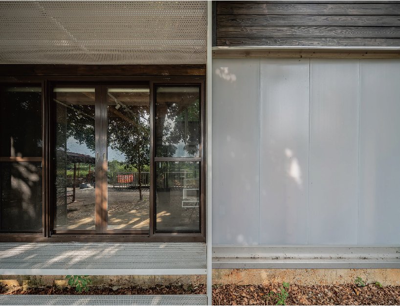 舒适的木质家庭住宅坐落在台湾的绿色森林中