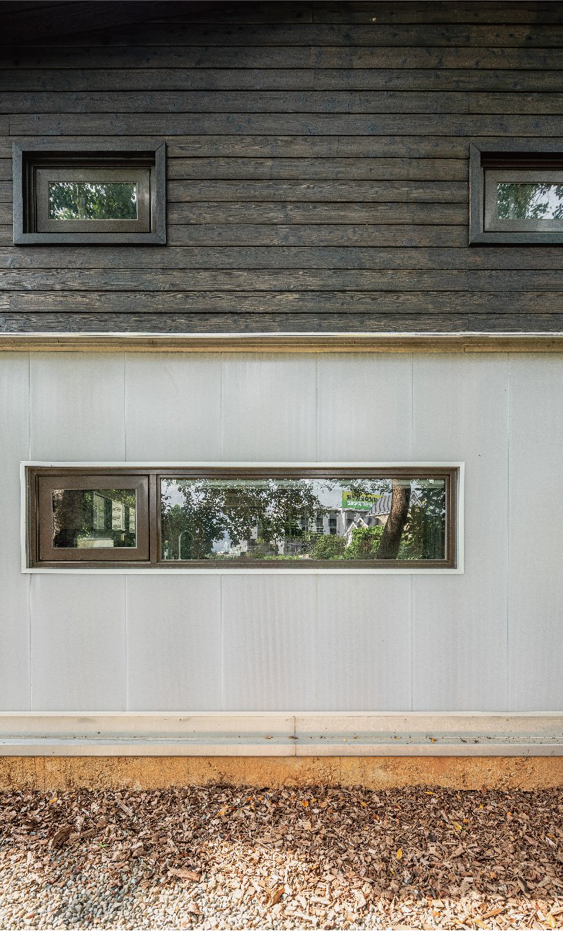 舒适的木质家庭住宅坐落在台湾的绿色森林中