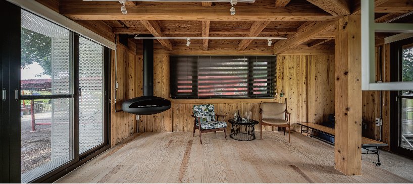 舒适的木质家庭住宅坐落在台湾的绿色森林中