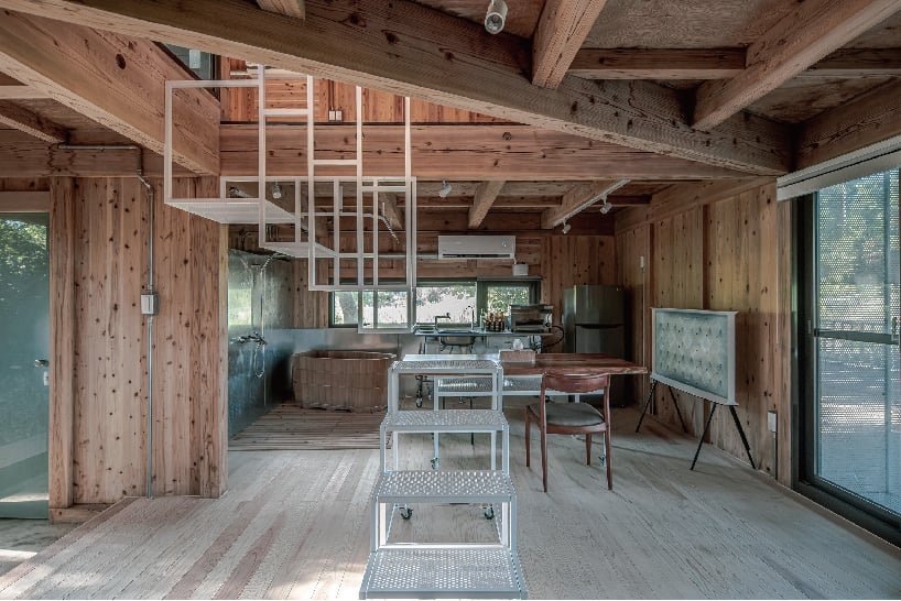 舒适的木质家庭住宅坐落在台湾的绿色森林中