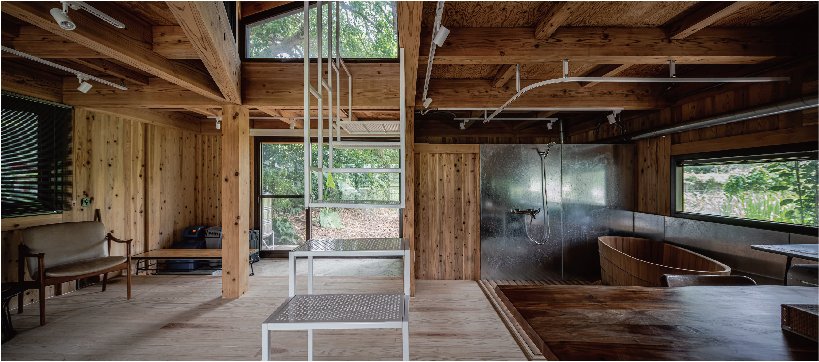 舒适的木质家庭住宅坐落在台湾的绿色森林中