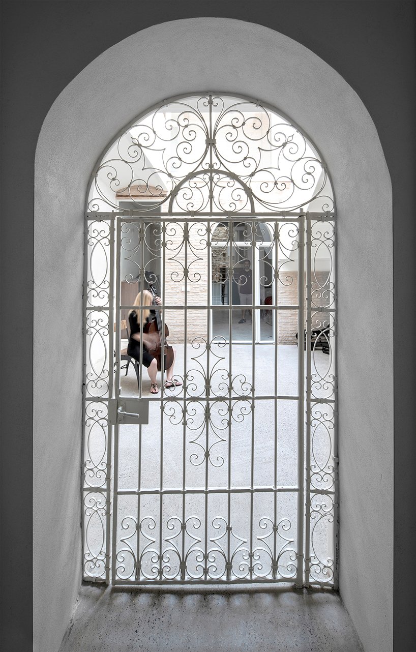 (bau)m 将 18 世纪的建筑改造成西班牙音乐家家庭的现代住宅