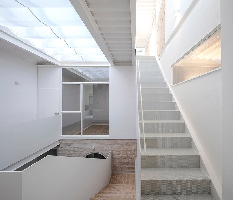 (bau)m 将 18 世纪的建筑改造成西班牙音乐家家庭的现代住宅