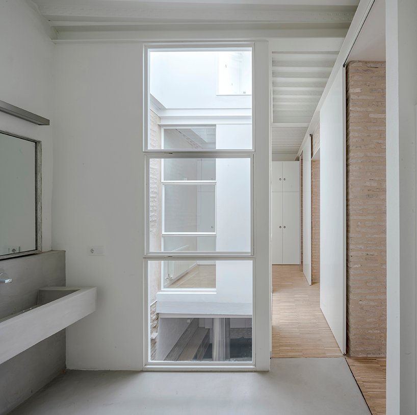 (bau)m 将 18 世纪的建筑改造成西班牙音乐家家庭的现代住宅