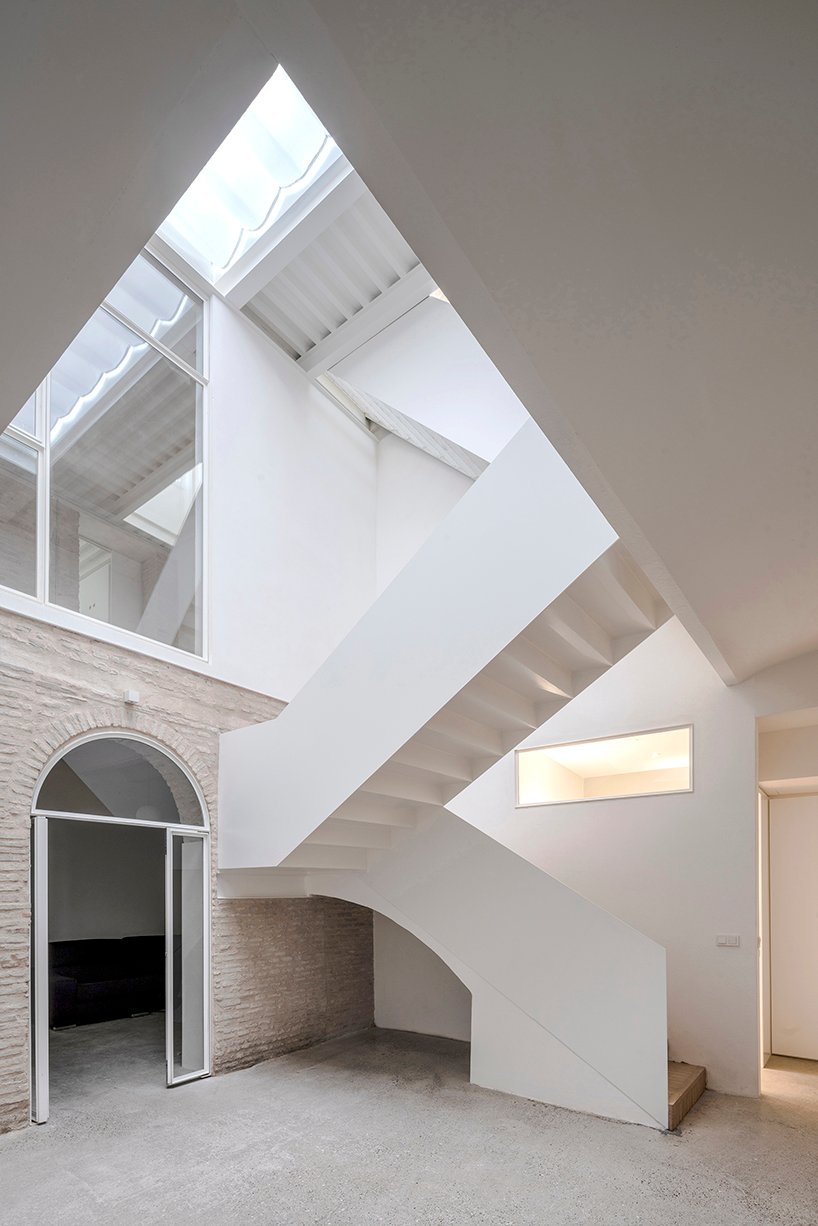 (bau)m 将 18 世纪的建筑改造成西班牙音乐家家庭的现代住宅