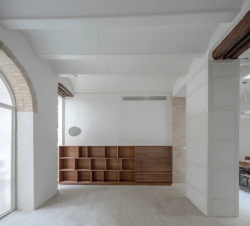 (bau)m 将 18 世纪的建筑改造成西班牙音乐家家庭的现代住宅