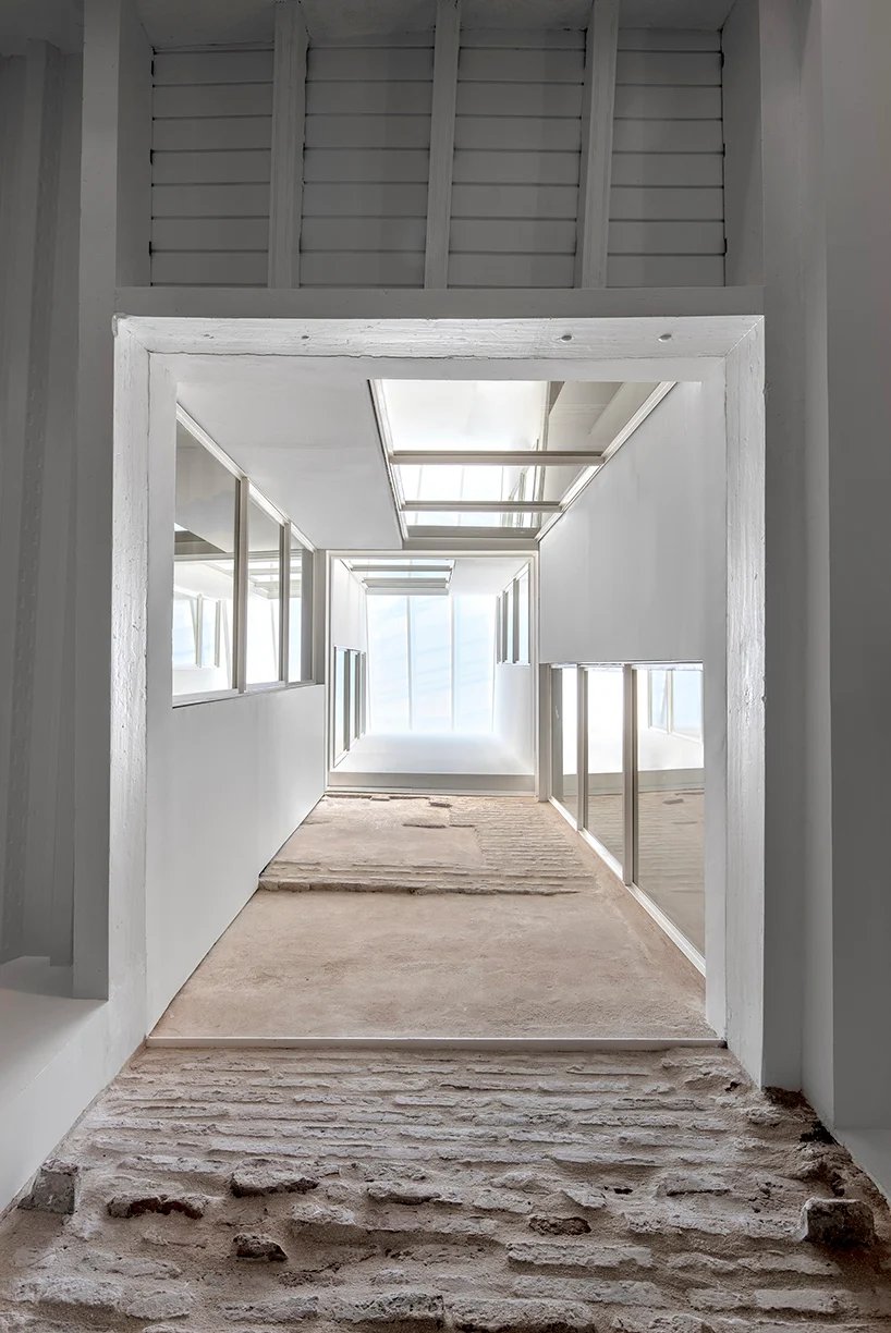 (bau)m 将 18 世纪的建筑改造成西班牙音乐家家庭的现代住宅