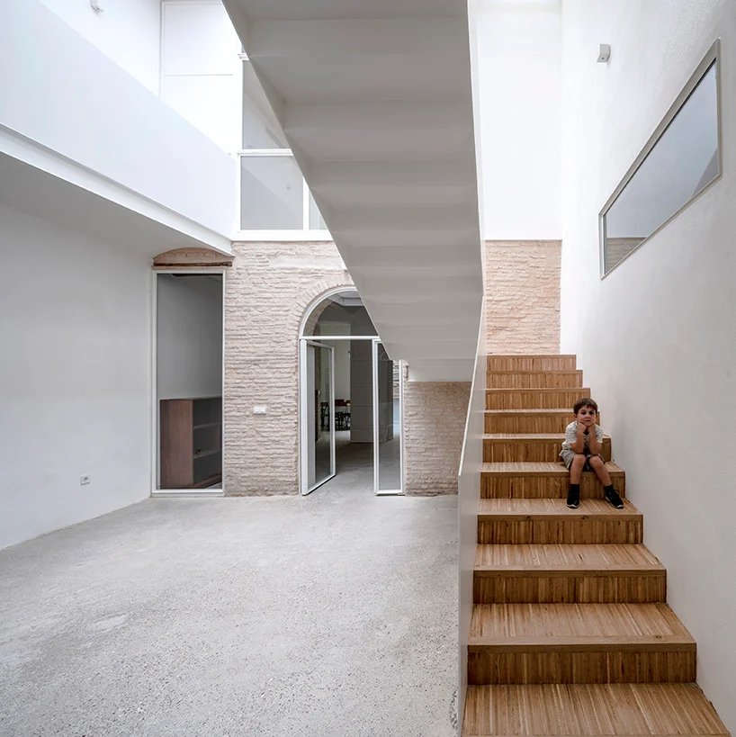 (bau)m 将 18 世纪的建筑改造成西班牙音乐家家庭的现代住宅