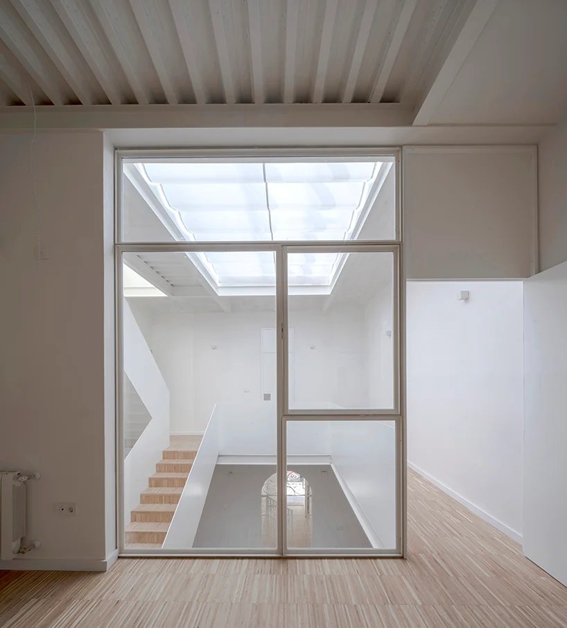 (bau)m 将 18 世纪的建筑改造成西班牙音乐家家庭的现代住宅